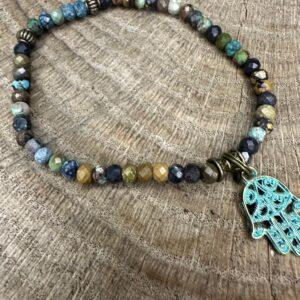 Bransoletka z turkusu afrykańskiego fasetowanego z zawieszką ręka Hamsa