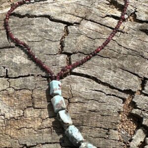 Naszyjnik z granatów i larimaru