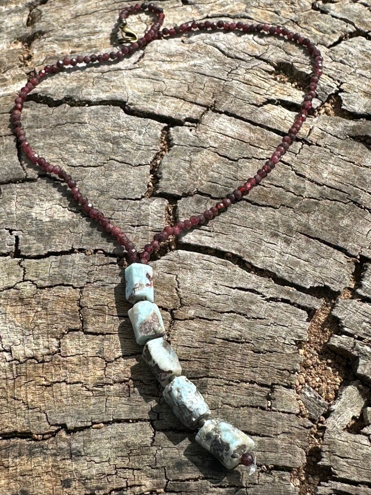 Naszyjnik z granatów i larimaru