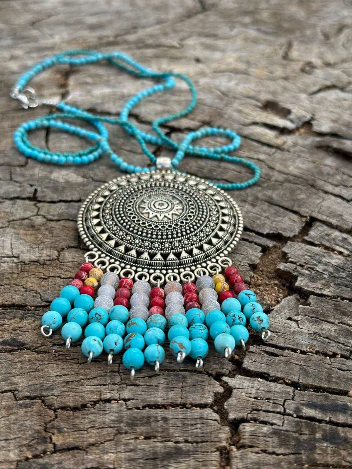 Naszyjnik z turkusu, howlitu, jaspisu czerwonego i agatu trawionego