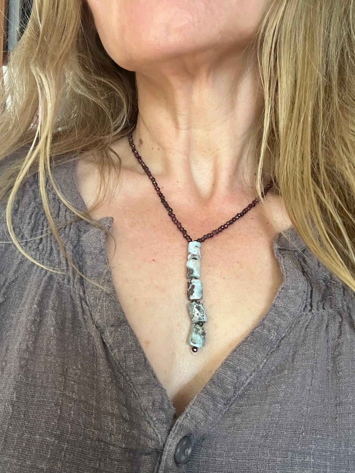 Naszyjnik z granatów i larimaru - obrazek 3