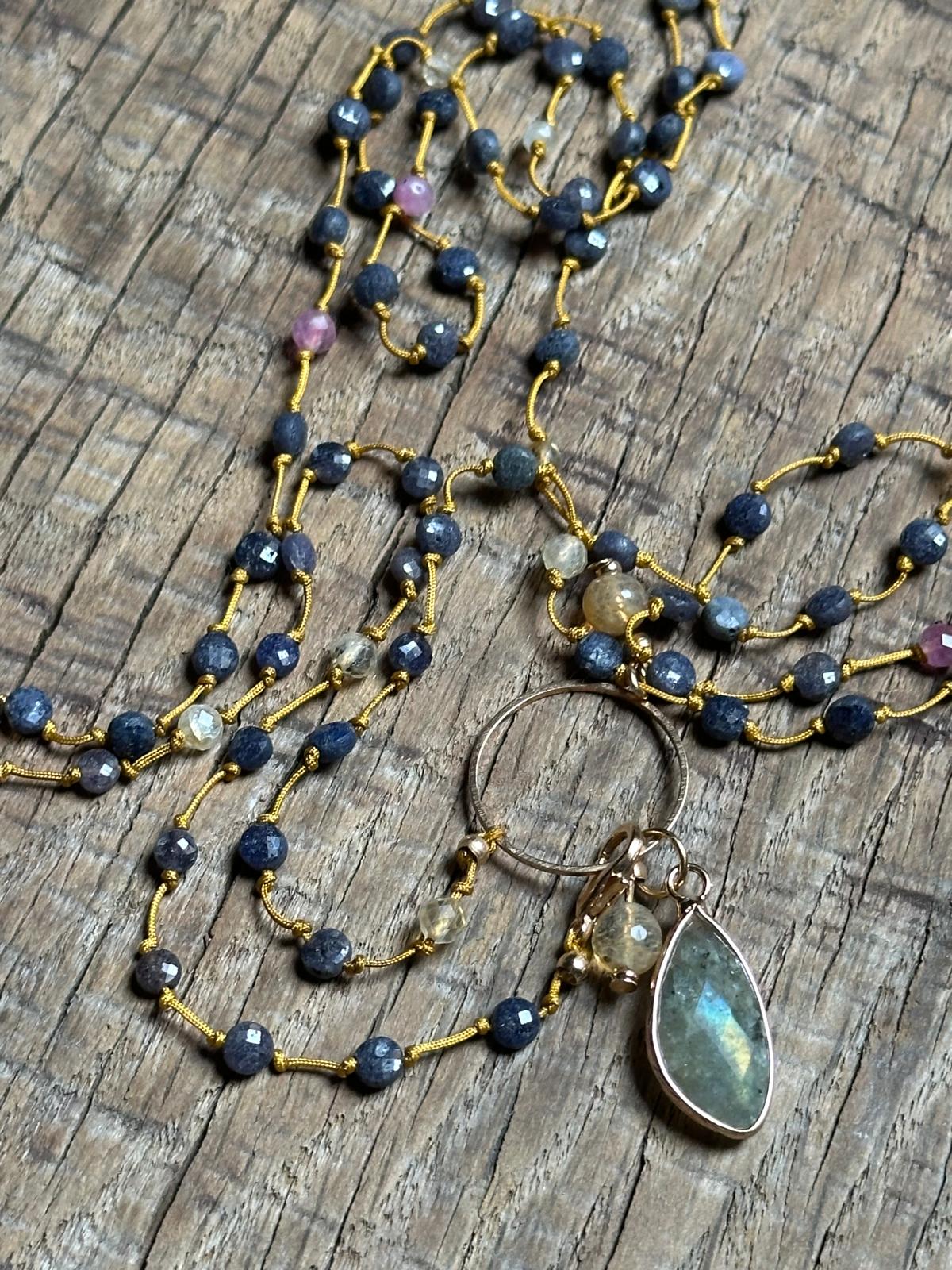 Naszyjnik z szafiru, różowyego turmalinu, cytrynu z wisiorkiem z labradorytu i cytrynu