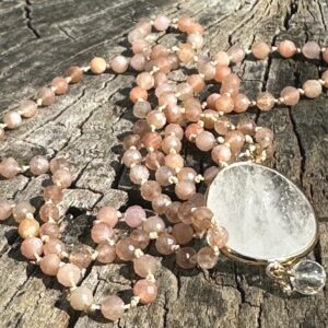 Naszyjnik z kamienia słonecznego zakończony kryształem górskim