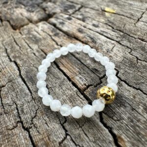 Pierścionek z kamienia księżycowego z koralikiem ze srebra pokrytego złotem