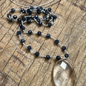 Naszyjnik z szafirów z wisiorem z kryształu górskiego i złotym kwiatem lotosu