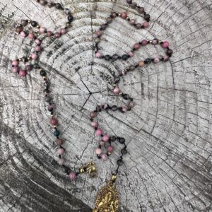 Mala z rodonitu z Ganesha jako kamieniem Guru