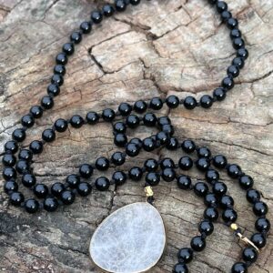 Mala z czarnego turmalinu z wisiorem z kryształu górskiego