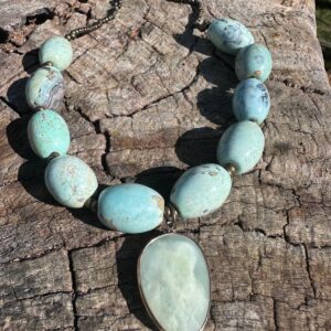 Krótki naszyjnik z dużych kamieni agatu