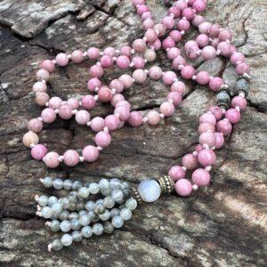 Mala z rodonitu i labradorytu z frędzlem z labradorytów